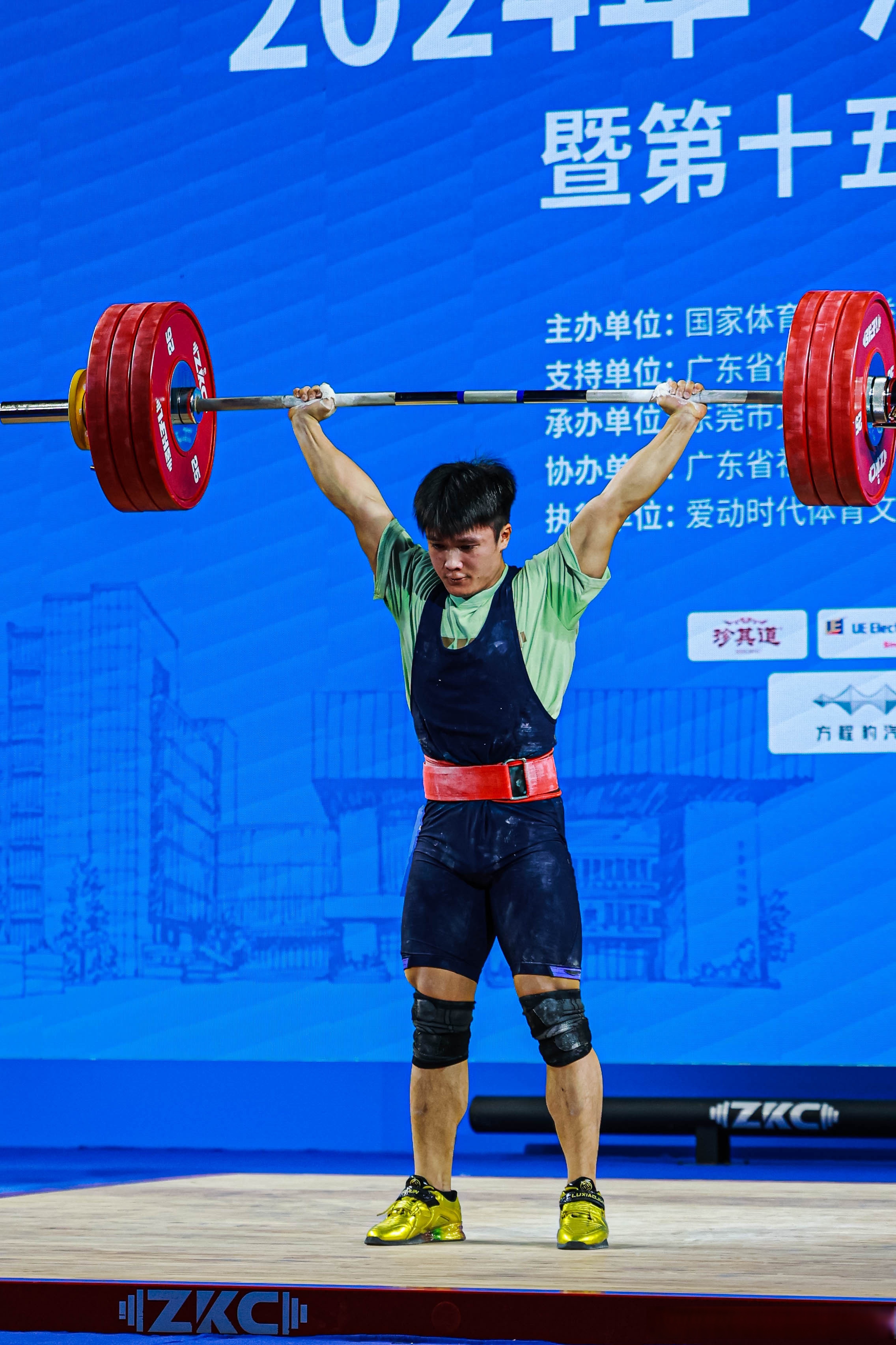 举重选手力挽狂澜，争夺金牌